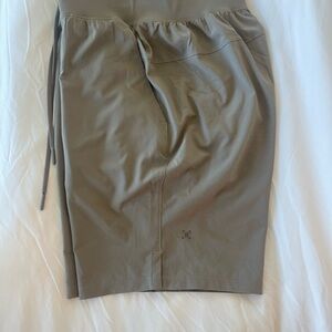 Lululemon Men’s T.H.E. Short Size M 9in inseam. Like new.